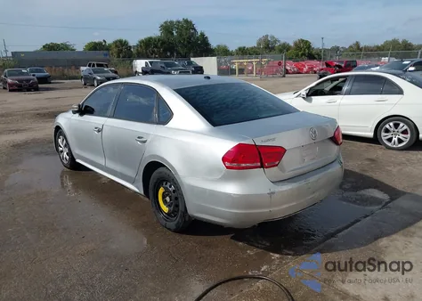 2014 Volkswagen Passat 2.5L S z USA, uszkodzony, nr VIN 1VWAH7A31EC017598